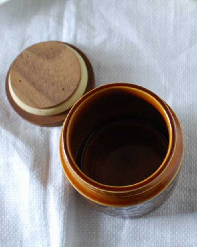Hornsea(ホーンジー) アンティーク雑貨 英国から届いたホーンジーのエアルーム、スパイスポット(BAYLEAVES)。上から見るとこんな感じです新品ではないので、多少の欠け・キズがある場合がありますが、使用上問題がないものだけを選んできました。(k-3913-z)