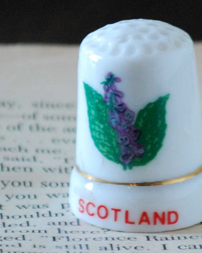 アンティーク 陶磁器の雑貨　アンティーク雑貨　イギリスで見つけたスコットランド（SCOTLAND）のアンティークシンブル。幸運を呼ぶ女性のためのコレクションアイテムシンブルとは、上流階級の女性がたしなみとして行ったお裁縫の時に使った指ぬきのこと。(k-3917-z)