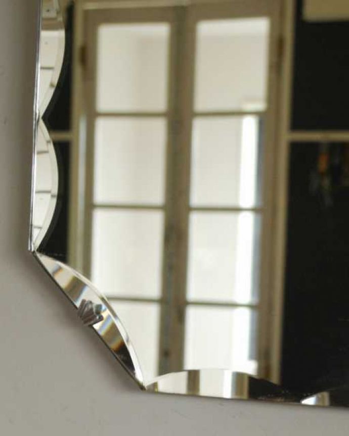 アンティーク ミラー（鏡）　アンティーク雑貨　イギリスの壁掛け鏡、アンティークカッティングミラー。アンティークらしい独特のデザイン華やかなデザインのアンティークのミラーは、覗き込む度に女性だったら誰もがワクワクしちゃう美しいデザインが一番の魅力です。(k-3921-z)