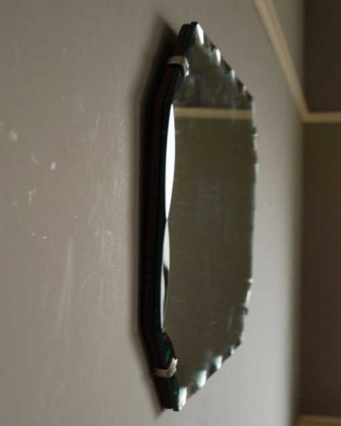 アンティーク ミラー（鏡）　アンティーク雑貨　イギリスの壁掛け鏡、アンティークカッティングミラー。厚みが違いますアンティークなので多少のキズ・汚れがある場合がありますがキレイなものを買い付けてきました。(k-3921-z)