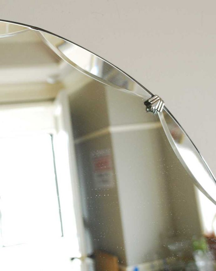 アンティーク ミラー(鏡) アンティーク雑貨 丸い形のイギリスのアンティークの壁掛け鏡、アンティークカッティングミラー。アンティークでしか手に入らないキラキラ感キラッと輝く美しい面取りがデザインになっているアンティークのミラー。(k-3924-z)