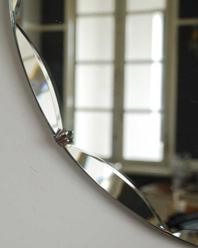 アンティーク ミラー(鏡) アンティーク雑貨 丸い形のイギリスのアンティークの壁掛け鏡、アンティークカッティングミラー。アンティークらしい独特のデザイン華やかなデザインのアンティークのミラーは、覗き込む度に女性だったら誰もがワクワクしちゃう美しいデザインが一番の魅力です。(k-3924-z)