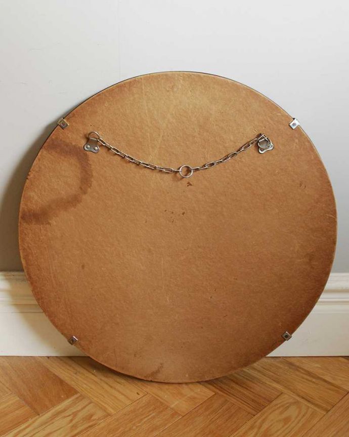 アンティーク ミラー(鏡) アンティーク雑貨 丸い形のイギリスのアンティークの壁掛け鏡、アンティークカッティングミラー。裏側を見てみると…修復の際、金具をしっかり取り付けたので安心してお使い下さい。(k-3924-z)