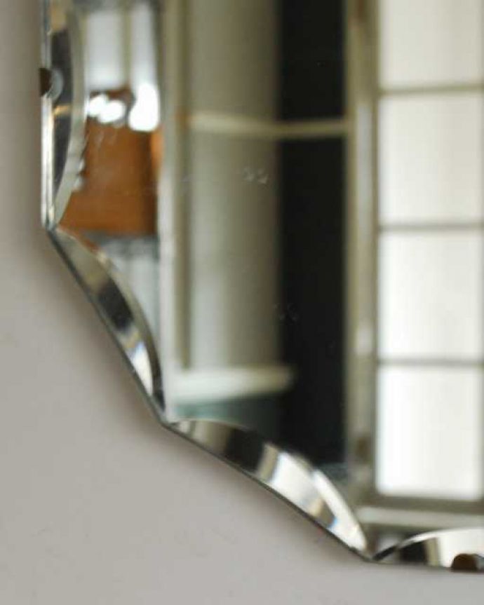 アンティーク ミラー（鏡）　アンティーク雑貨　英国のアンティーク雑貨、縁取りがキラキラ輝くカッティングミラー。アンティークらしい独特のデザイン華やかなデザインのアンティークのミラーは、覗き込む度に女性だったら誰もがワクワクしちゃう美しいデザインが一番の魅力です。(k-3926-z)