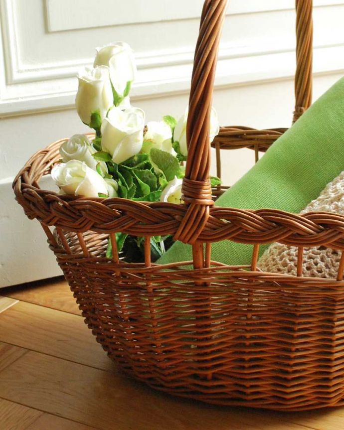 アンティーク その他の雑貨　アンティーク雑貨　イギリスで見つけたアンティークの雑貨、実用的に使えるバスケット。毎日、お買い物に使われていたバスケット冷蔵庫もスーパーも車もなかった時代に、女性が持って帰れる分だけお買い物できるように作られたバスケット。(k-3933-z)