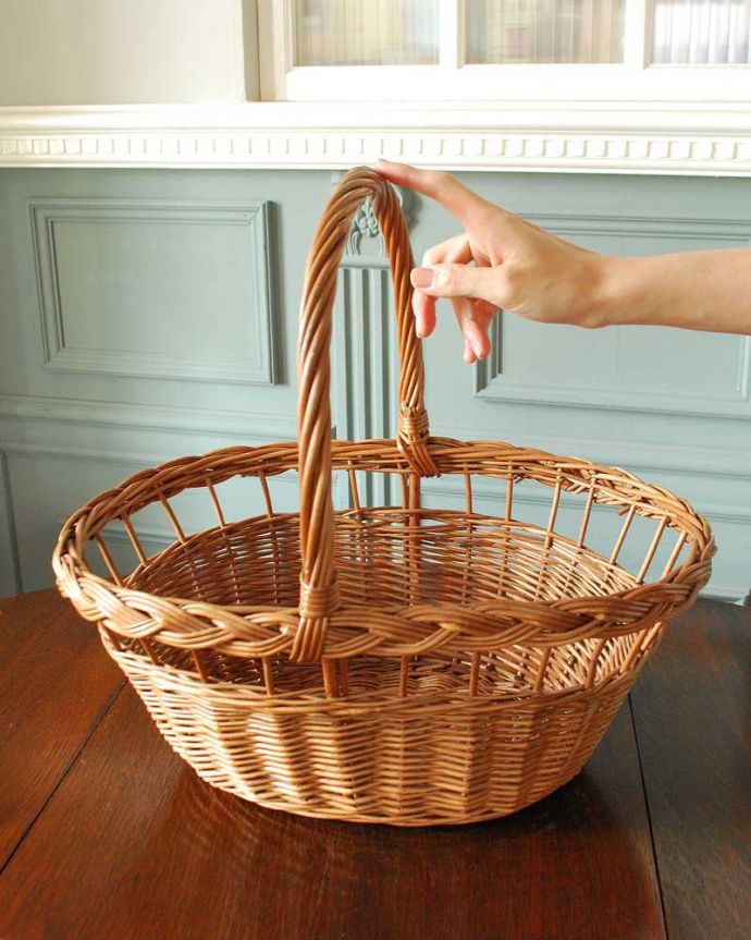 アンティーク その他の雑貨　アンティーク雑貨　イギリスで見つけたアンティークの雑貨、実用的に使えるバスケット。持ち手を腕にかけて持つためのデザイン持ち手を腕に引っ掛けて持つため用のデザインです。(k-3933-z)