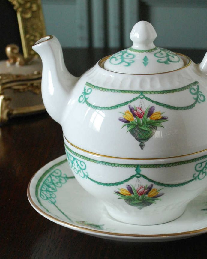 アンティーク 陶磁器の雑貨　アンティーク雑貨　エインズレイ（AYNSLEY）のVICTORIAN GARDENシリーズのアンティークカップ＆ポット。飾って使って楽しむ小さなアンティークアンティークでしか手に入れることが出来ない美しい模様のカップ＆ソーサー。(k-3940-z)