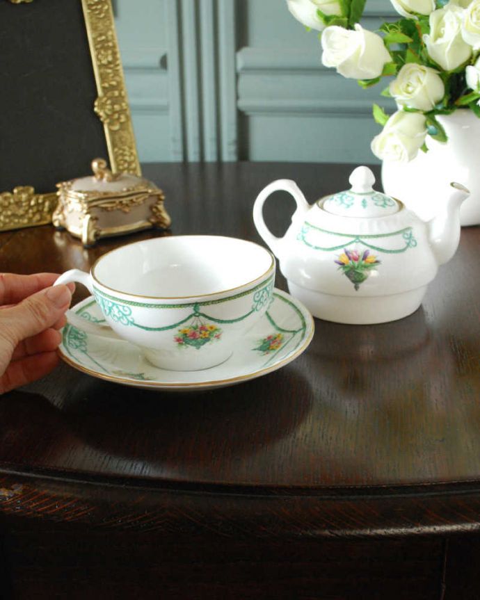 アンティーク 陶磁器の雑貨　アンティーク雑貨　エインズレイ（AYNSLEY）のVICTORIAN GARDENシリーズのアンティークカップ＆ポット。お茶の時間をもっと優雅に･･･眺めているだけじゃもったいないので、実用的に使って下さい。(k-3940-z)