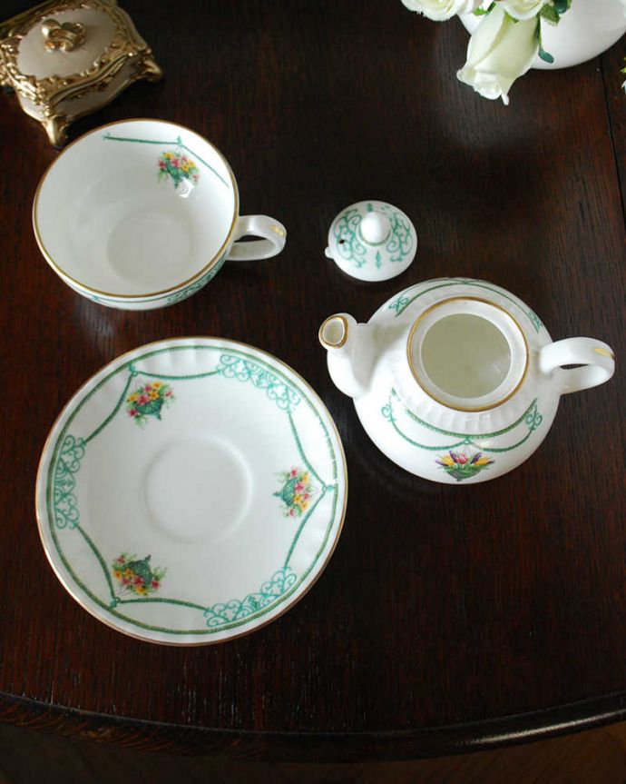 アンティーク 陶磁器の雑貨　アンティーク雑貨　エインズレイ（AYNSLEY）のVICTORIAN GARDENシリーズのアンティークカップ＆ポット。上から見るとこんな感じです状態のいいものだけを選んでいますが、アンティークなのでキズや欠けがある場合があります。(k-3940-z)