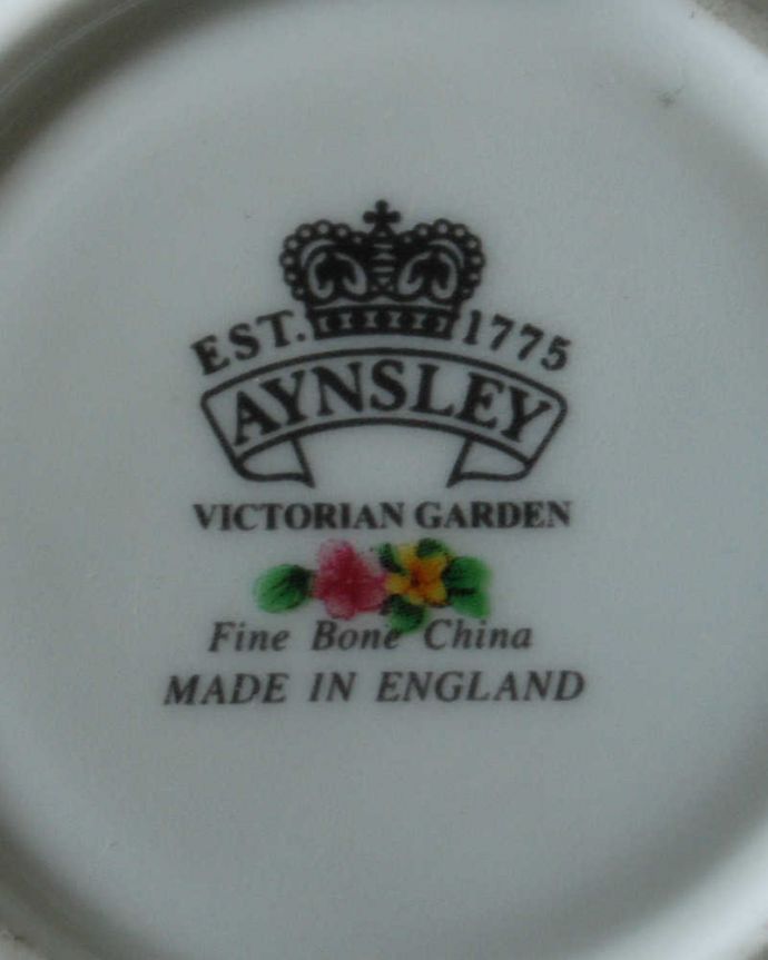 アンティーク 陶磁器の雑貨　アンティーク雑貨　エインズレイ（AYNSLEY）のVICTORIAN GARDENシリーズのアンティークカップ＆ポット。裏側には品質の証製造メーカー保証の意味がこもった窯印、ポーセリンマークがあります。(k-3940-z)