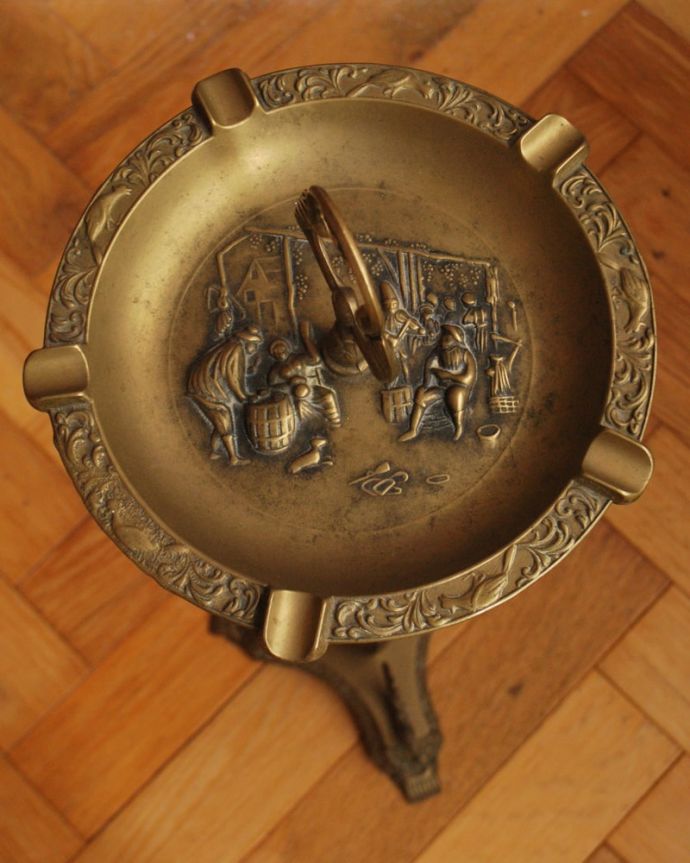 アンティーク 真鍮の雑貨 アンティーク雑貨 英国から届いたアンティークの雑貨、見た目も可愛い灰皿スタンド。上から見るとこんな感じですアンティークは新品ではなので多少のキズ・汚れがある場合がありますが、使用上問題はありませんので、ご了承下さい。(k-3942-z)