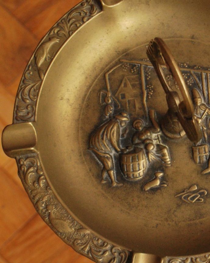 アンティーク 真鍮の雑貨 アンティーク雑貨 英国から届いたアンティークの雑貨、見た目も可愛い灰皿スタンド。落ち着いた輝きが大人の雰囲気真鍮製なので、使っていくごとに味わい深い色合いに変化していきます。(k-3942-z)