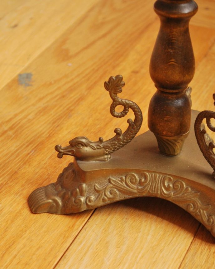 アンティーク 真鍮の雑貨 アンティーク雑貨 英国から届いたアンティークの雑貨、見た目も可愛い灰皿スタンド。脚もとを見ると・・・土台の部分もアンティークらしい凝ったデザインです。(k-3942-z)