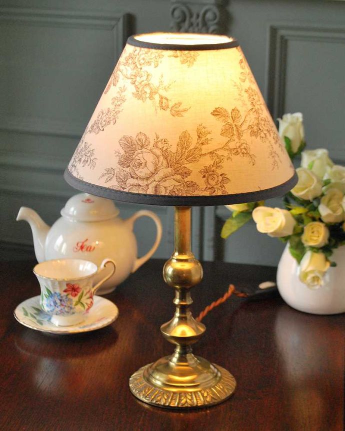 スタンドライト　照明・ライティング　イギリスで見つけた真鍮製のアンティークテーブルランプ(E17・丸球付き)。。(k-3944-z)