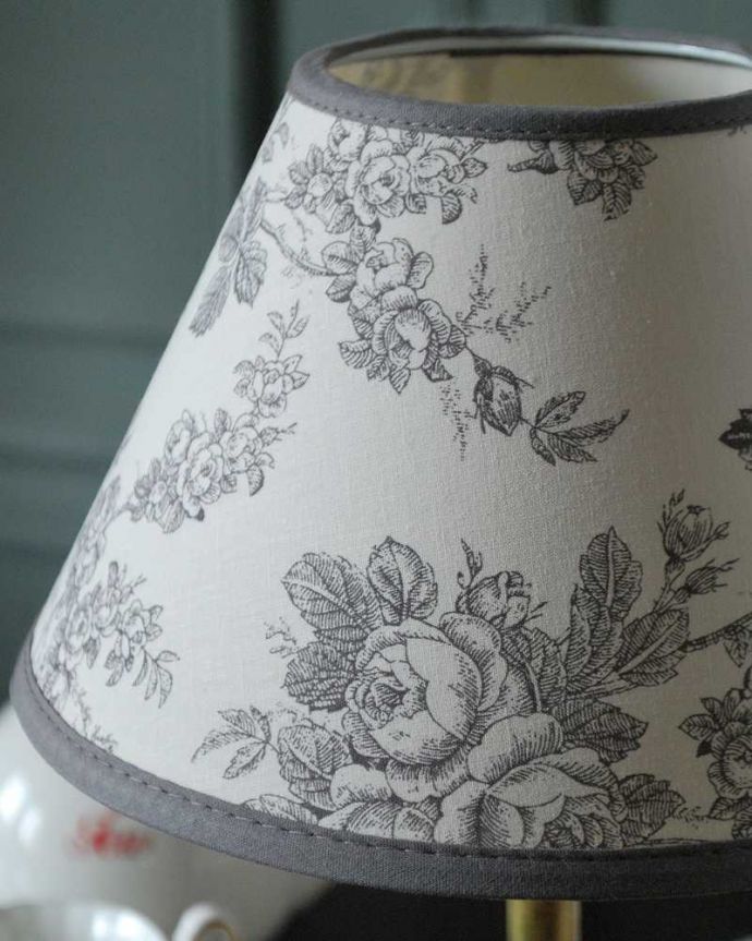 スタンドライト　照明・ライティング　イギリスで見つけた真鍮製のアンティークテーブルランプ(E17・丸球付き)。。(k-3944-z)