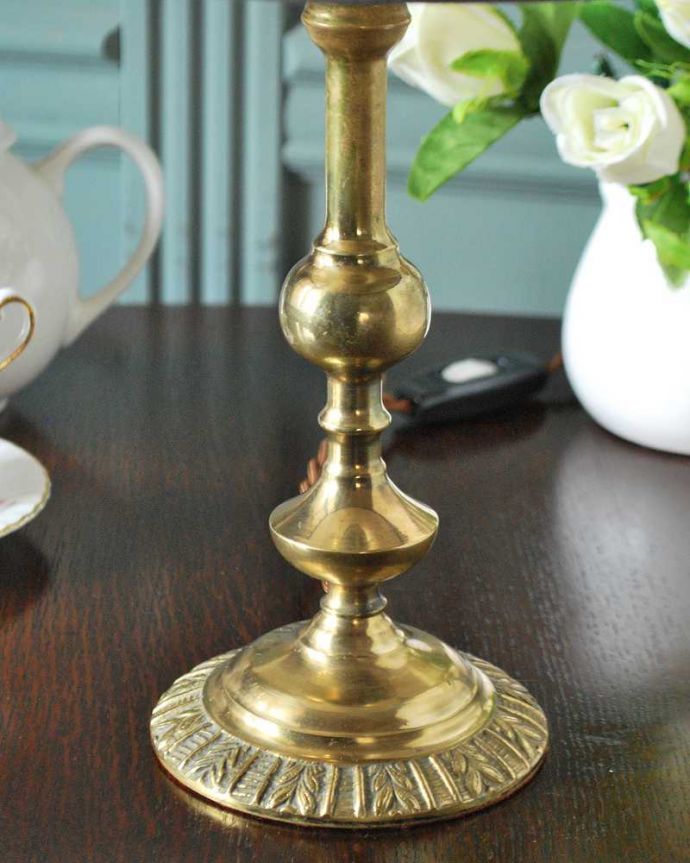 スタンドライト　照明・ライティング　イギリスで見つけた真鍮製のアンティークテーブルランプ(E17・丸球付き)。。(k-3944-z)