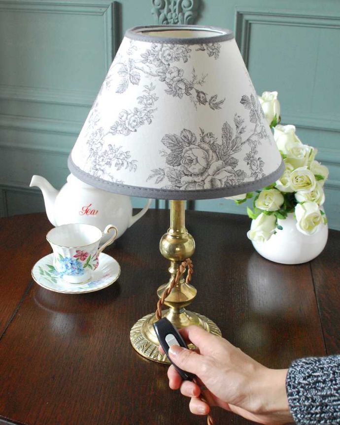 スタンドライト　照明・ライティング　イギリスで見つけた真鍮製のアンティークテーブルランプ(E17・丸球付き)。。(k-3944-z)