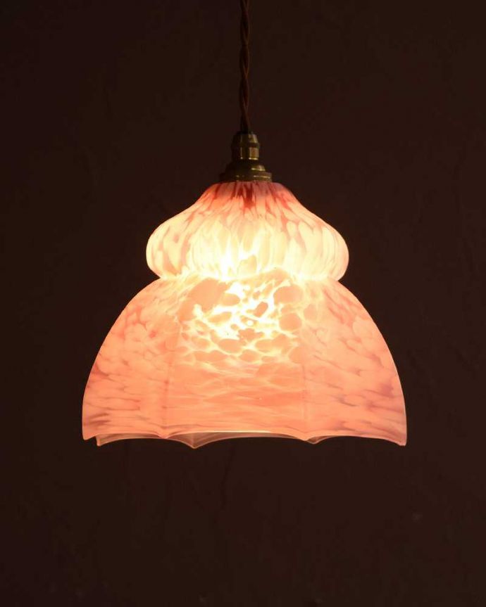ペンダントライト　照明・ライティング　桜色のマーブル模様が美しいアンティークのペンダントライト（コード・シャンデリア電球・ギャラリーなし）。。(k-3949-z)