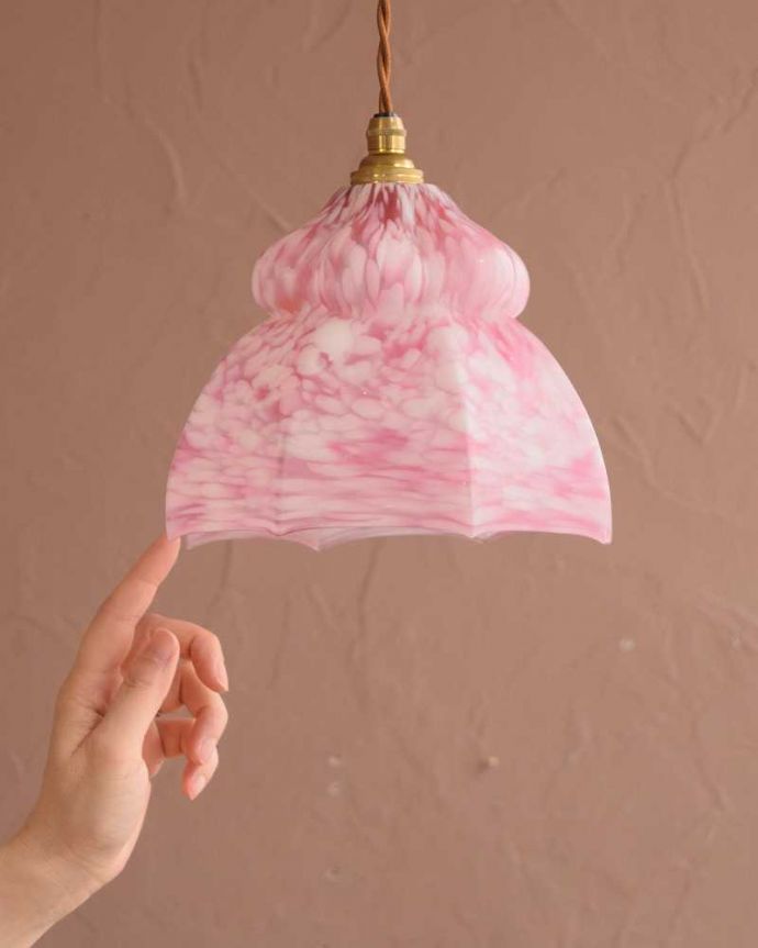 ペンダントライト　照明・ライティング　桜色のマーブル模様が美しいアンティークのペンダントライト（コード・シャンデリア電球・ギャラリーなし）。。(k-3949-z)
