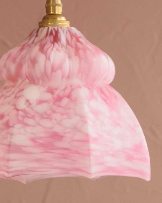 ペンダントライト　照明・ライティング　桜色のマーブル模様が美しいアンティークのペンダントライト（コード・シャンデリア電球・ギャラリーなし）。。(k-3949-z)