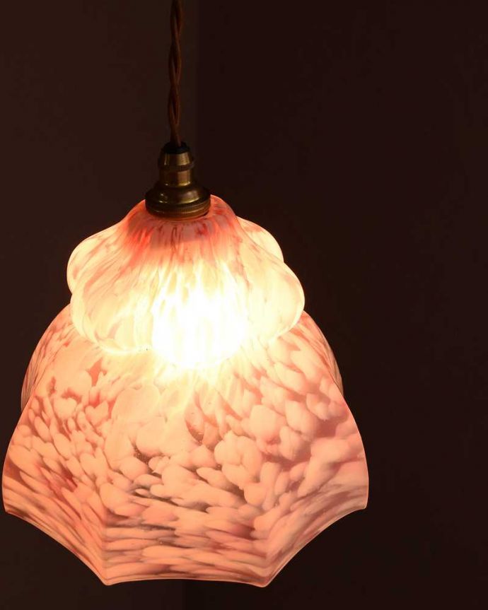 ペンダントライト　照明・ライティング　桜色のマーブル模様が美しいアンティークのペンダントライト（コード・シャンデリア電球・ギャラリーなし）。。(k-3949-z)