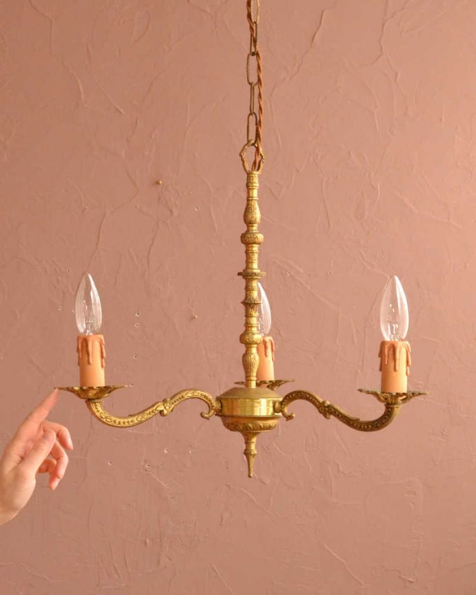 シャンデリア　照明・ライティング　大人っぽい雰囲気の、アンティークの真鍮製シャンデリア・3灯タイプ（E17シャンデリア球付）。。(k-3953-z)