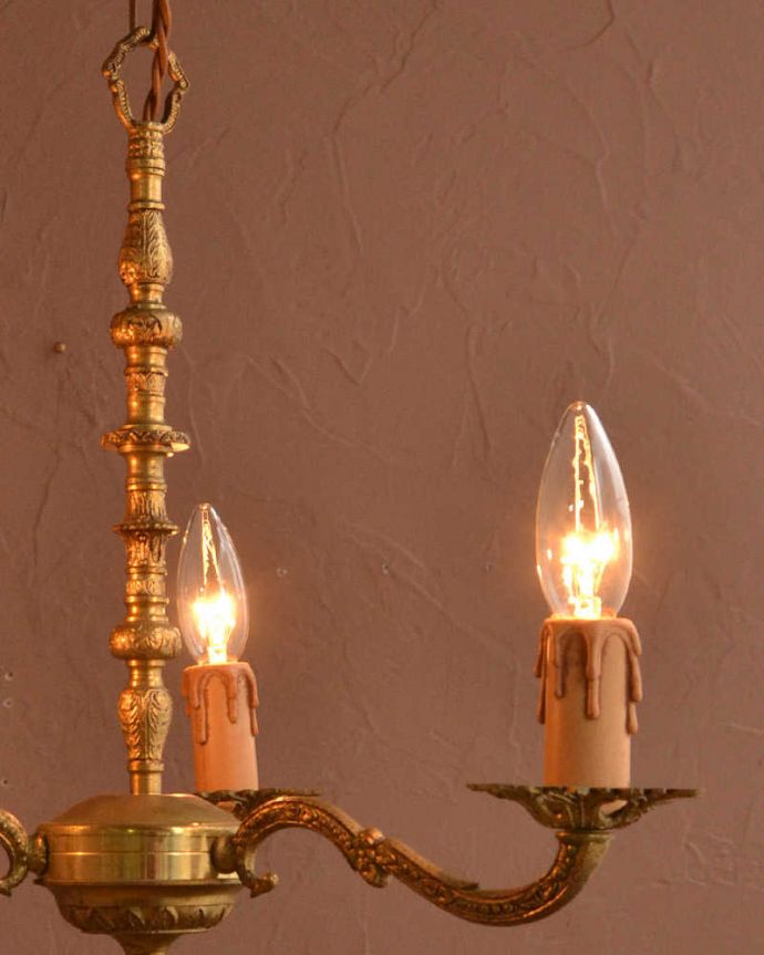 シャンデリア　照明・ライティング　大人っぽい雰囲気の、アンティークの真鍮製シャンデリア・3灯タイプ（E17シャンデリア球付）。。(k-3953-z)