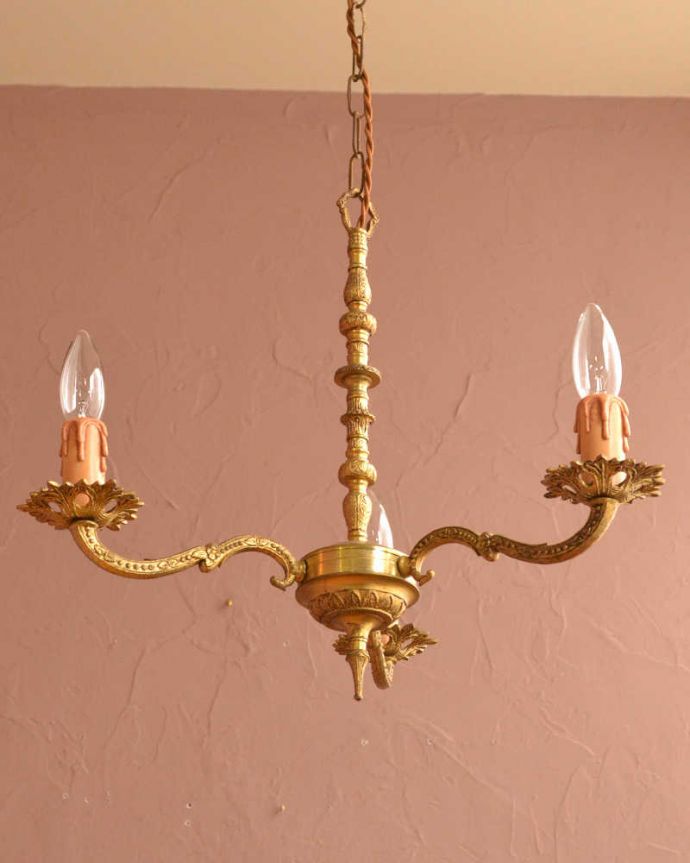 シャンデリア　照明・ライティング　大人っぽい雰囲気の、アンティークの真鍮製シャンデリア・3灯タイプ（E17シャンデリア球付）。。(k-3953-z)