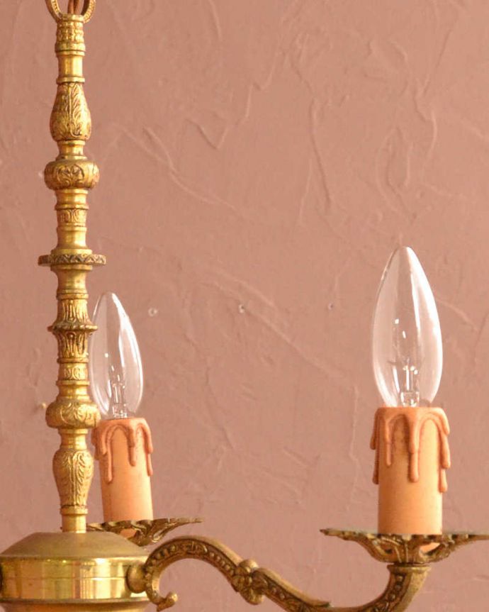 シャンデリア　照明・ライティング　大人っぽい雰囲気の、アンティークの真鍮製シャンデリア・3灯タイプ（E17シャンデリア球付）。。(k-3953-z)