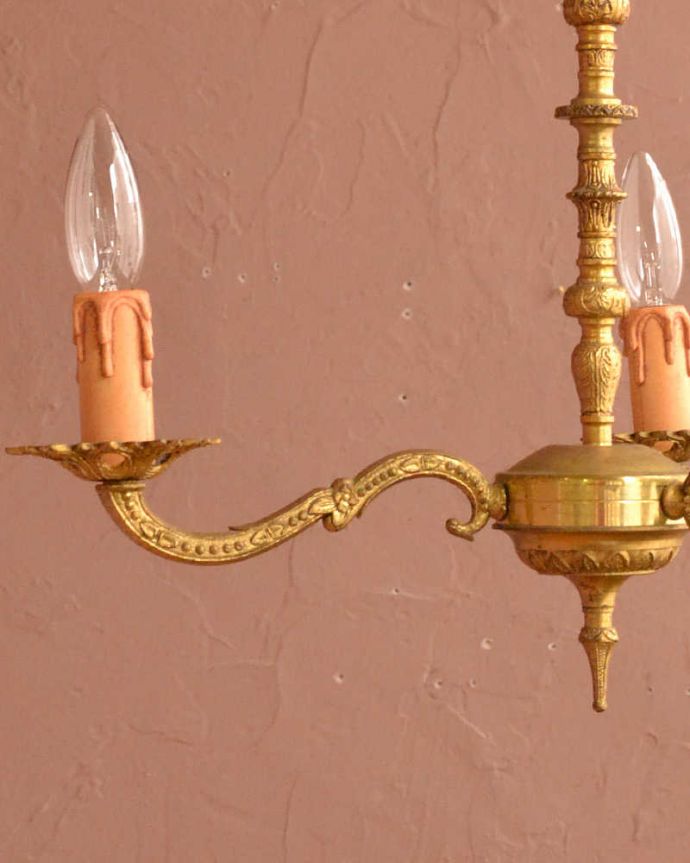 シャンデリア　照明・ライティング　大人っぽい雰囲気の、アンティークの真鍮製シャンデリア・3灯タイプ（E17シャンデリア球付）。。(k-3953-z)