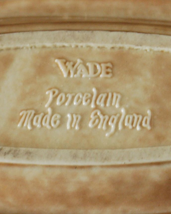 アンティーク 陶磁器の雑貨　アンティーク雑貨　イギリスで見つけたWADE社のビンテージ陶器、可愛い小鳥のプレート。裏側には品質の証製造メーカー保証の意味がこもった窯印、ポーセリンマークがあります。(k-3955-z)