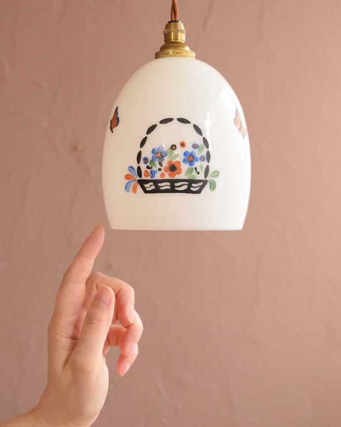 ペンダントライト　照明・ライティング　花かごに集まる蝶々の模様が可愛い、アンティークのペンダントライト（コード・シャンデリア電球・ギャラリーA付き）。。(k-3967-z)