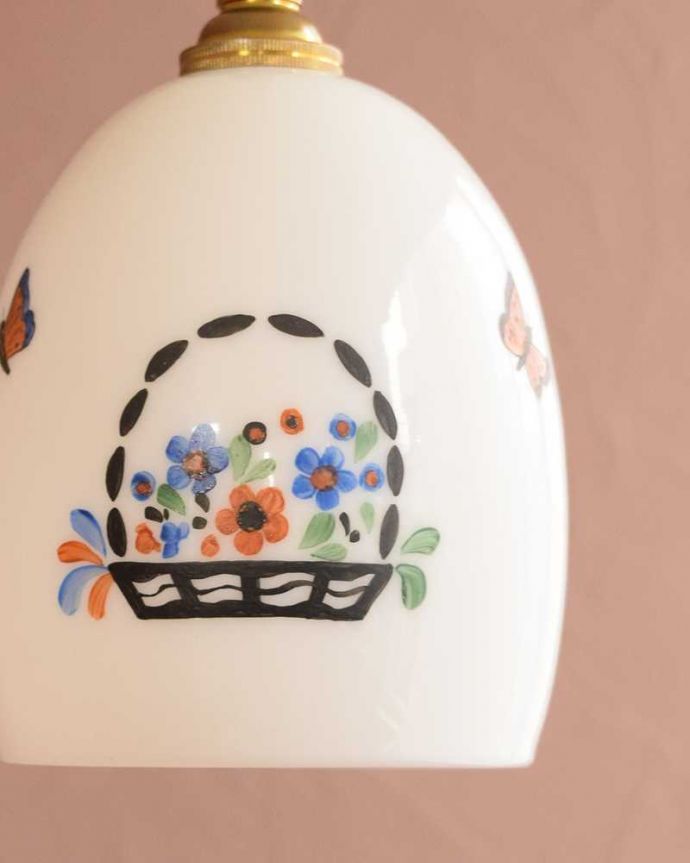 ペンダントライト　照明・ライティング　花かごに集まる蝶々の模様が可愛い、アンティークのペンダントライト（コード・シャンデリア電球・ギャラリーA付き）。。(k-3967-z)