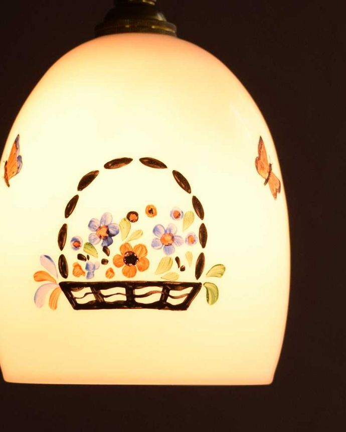 ペンダントライト　照明・ライティング　花かごに集まる蝶々の模様が可愛い、アンティークのペンダントライト（コード・シャンデリア電球・ギャラリーA付き）。。(k-3967-z)
