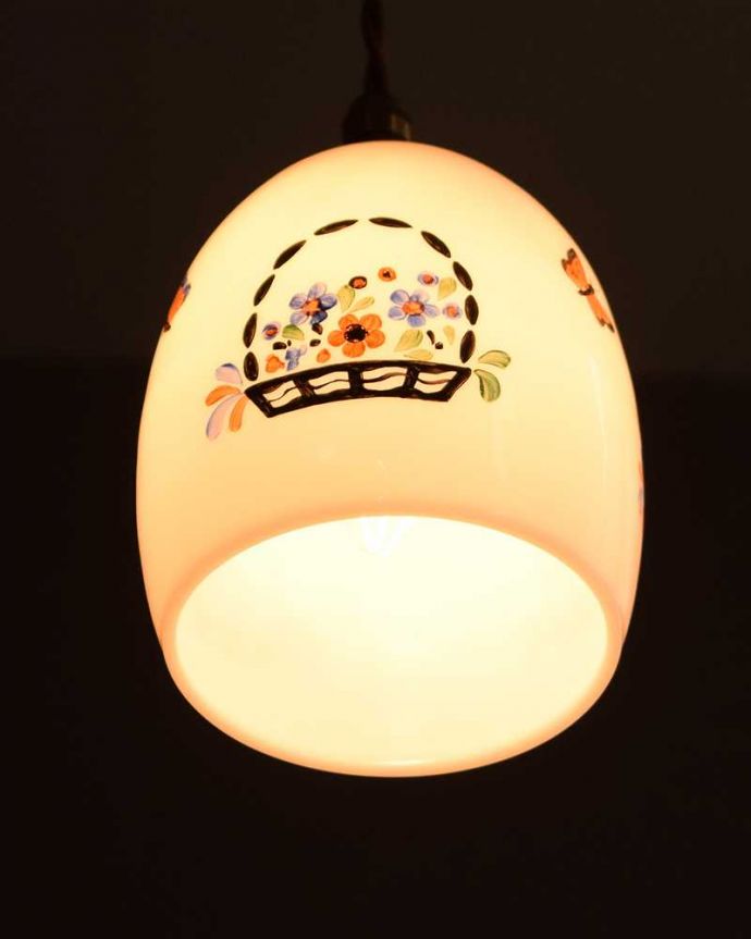 ペンダントライト　照明・ライティング　花かごに集まる蝶々の模様が可愛い、アンティークのペンダントライト（コード・シャンデリア電球・ギャラリーA付き）。。(k-3967-z)