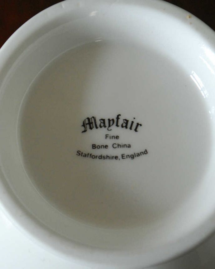 アンティーク 陶磁器の雑貨 アンティーク雑貨 英国アンティークの陶磁器、mayfairのミルクピッチャー。裏側には品質の証製造メーカー保証の意味がこもった窯印、ポーセリンマークがあります。(k-3968-z)