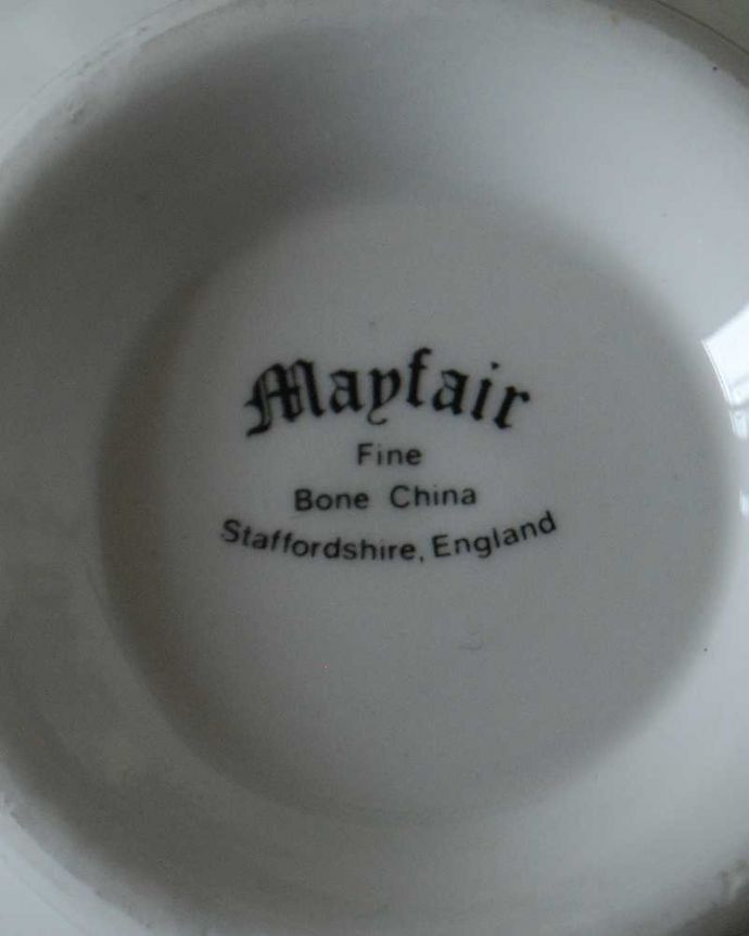 アンティーク 陶磁器の雑貨　アンティーク雑貨　英国アンティークの陶磁器、mayfairのシュガーボウル。裏側のポーセリンマーク製造メーカー保証の意味がこもった窯印、ポーセリンマークがあります。(k-3969-z)