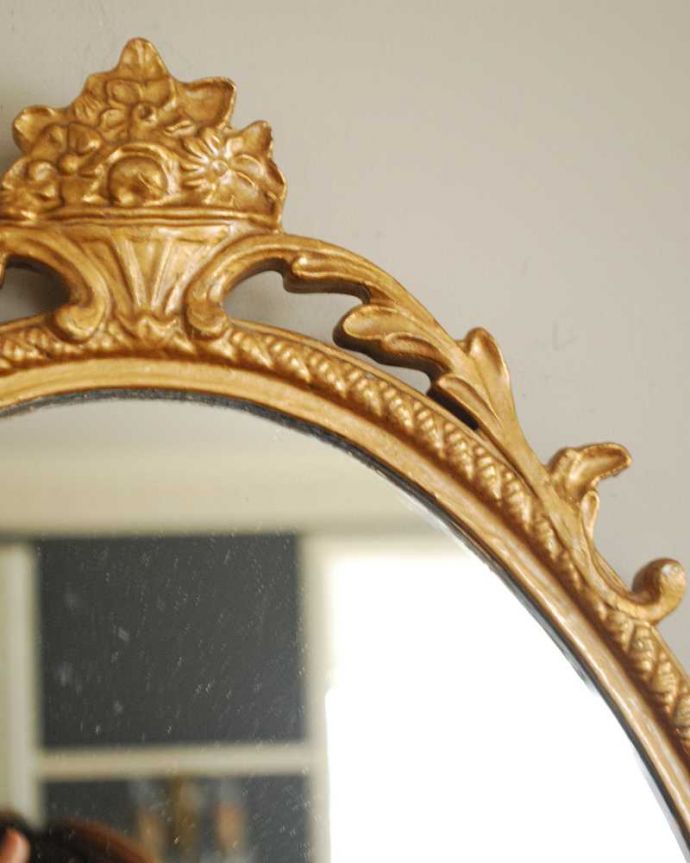 アンティーク ミラー（鏡）　アンティーク雑貨　ゴールドのフレームが美しいアンティークウォールミラー （フラワーバスケット）。見るたびにうっとりするモールディングの美しさ煌びやかなモールディングの縁取りが美しいアンティークのミラーは、覗き込む度に女性だったら誰もがワクワクしちゃう美しいデザインが一番の魅力です。(k-3982-z)