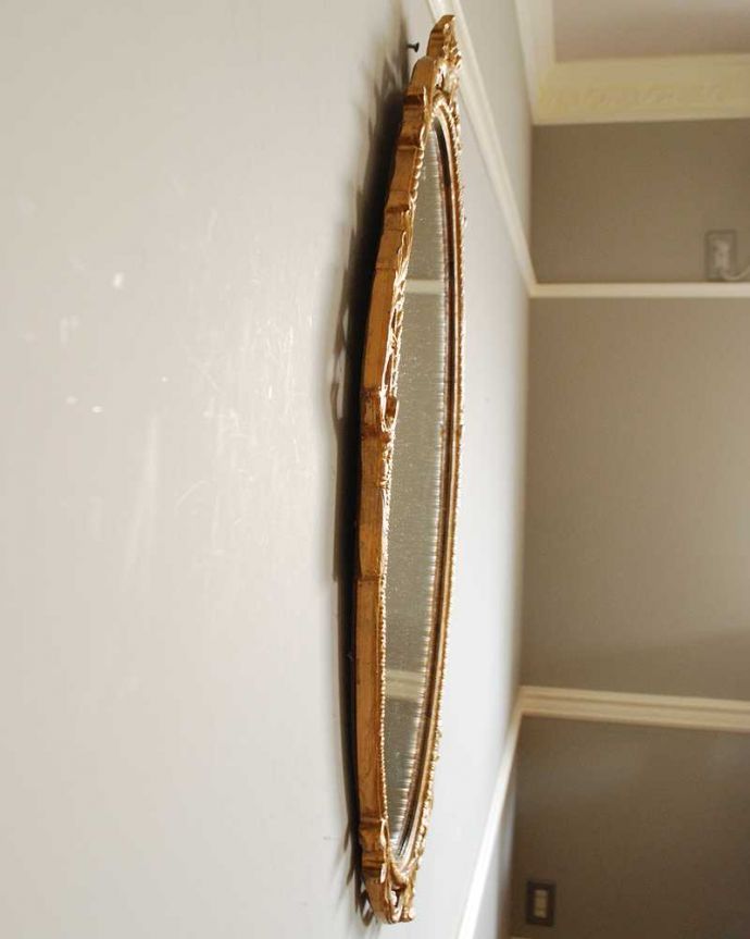 アンティーク ミラー（鏡）　アンティーク雑貨　ゴールドのフレームが美しいアンティークウォールミラー （フラワーバスケット）。横から見ると…アンティークなので多少のキズ・汚れがある場合がありますがキレイなものを買い付けてきたのでご使用上問題はありません。(k-3982-z)