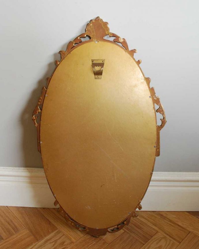 アンティーク ミラー（鏡）　アンティーク雑貨　ゴールドのフレームが美しいアンティークウォールミラー （フラワーバスケット）。裏側を見てみると…修復の際、金具をしっかり取り付けたので安心してお使い下さい。(k-3982-z)