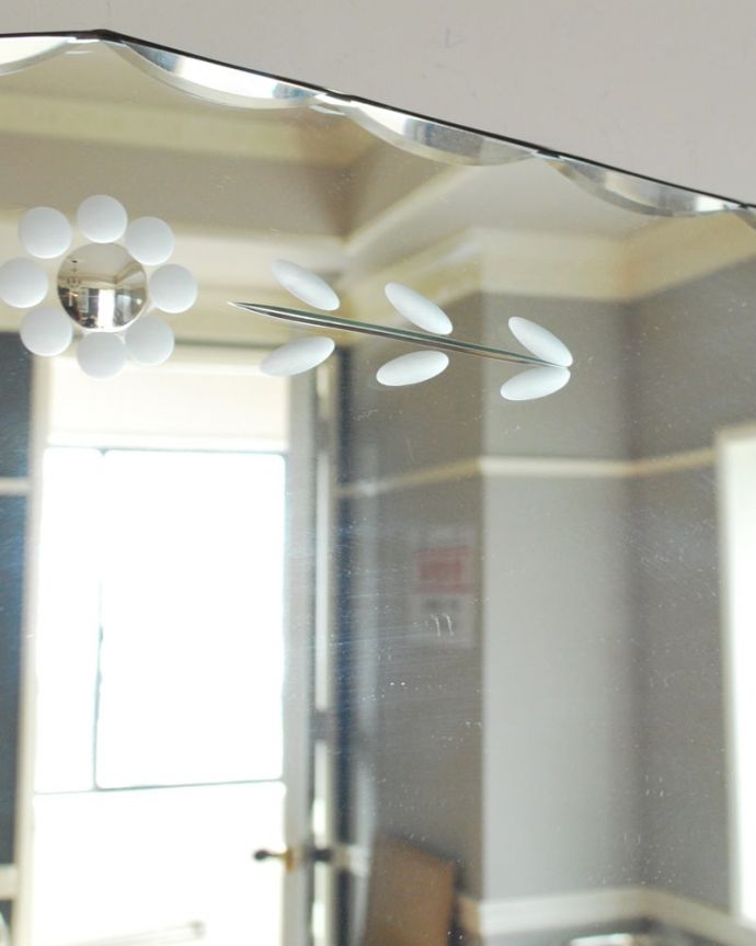 アンティーク ミラー(鏡) アンティーク雑貨 英国から届いたアンティークのミラー、お花の模様が可愛い鏡。アンティークでしか手に入らないキラキラ感キラッと輝く美しい面取りがデザインになっているアンティークのミラー。(k-3986-z)