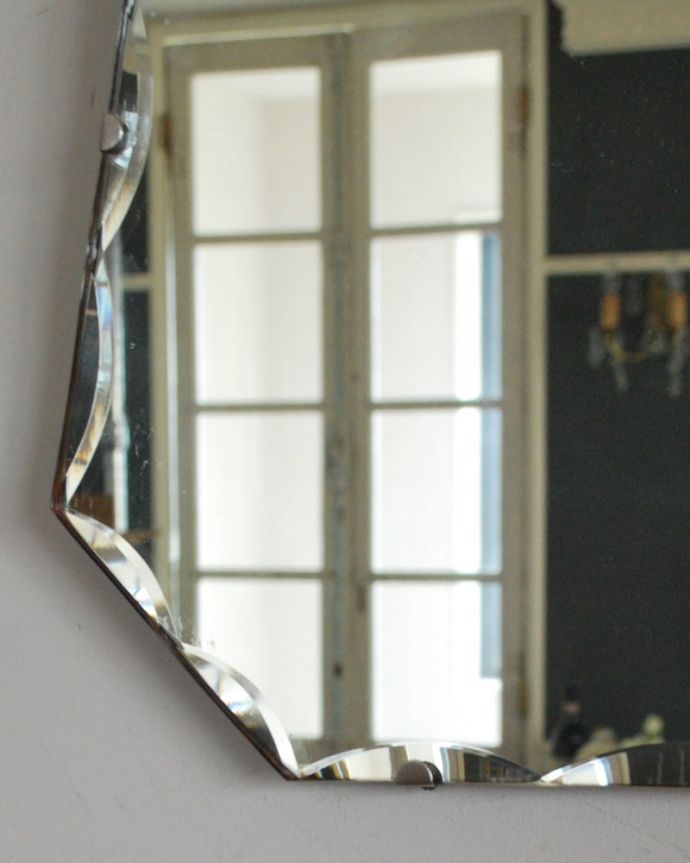 アンティーク ミラー(鏡) アンティーク雑貨 英国から届いたアンティークのミラー、お花の模様が可愛い鏡。アンティークらしい独特のデザイン華やかなデザインのアンティークのミラーは、覗き込む度に女性だったら誰もがワクワクしちゃう美しいデザインが一番の魅力です。(k-3986-z)