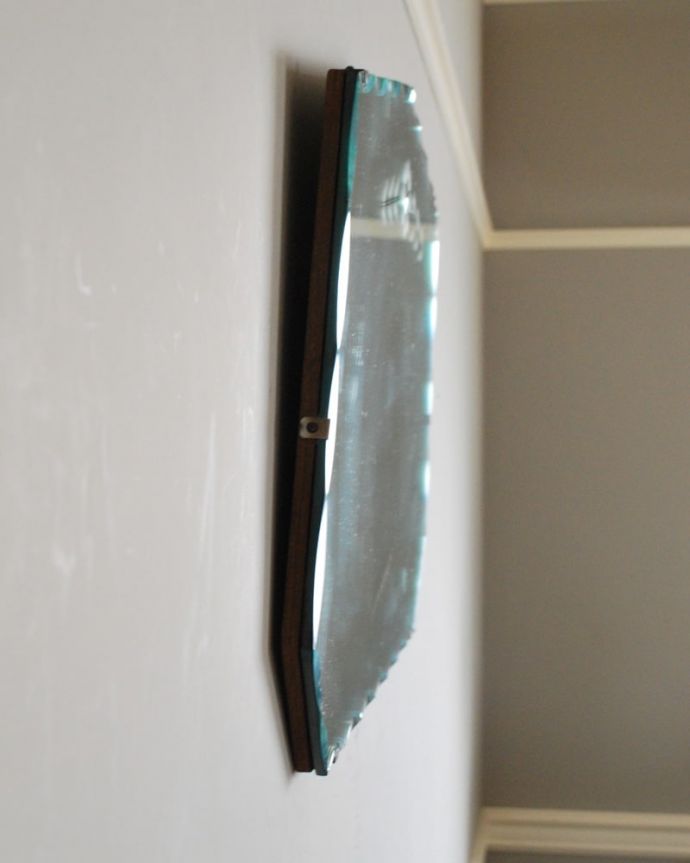 アンティーク ミラー(鏡) アンティーク雑貨 英国から届いたアンティークのミラー、お花の模様が可愛い鏡。厚みが違いますアンティークなので多少のキズ・汚れがある場合がありますがキレイなものを買い付けてきました。(k-3986-z)