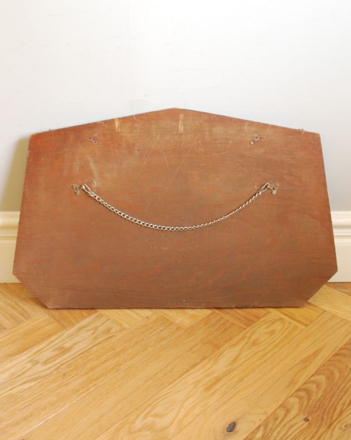 アンティーク ミラー(鏡) アンティーク雑貨 英国から届いたアンティークのミラー、お花の模様が可愛い鏡。裏側を見てみると…修復の際、金具をしっかり取り付けたので安心してお使い下さい。(k-3986-z)