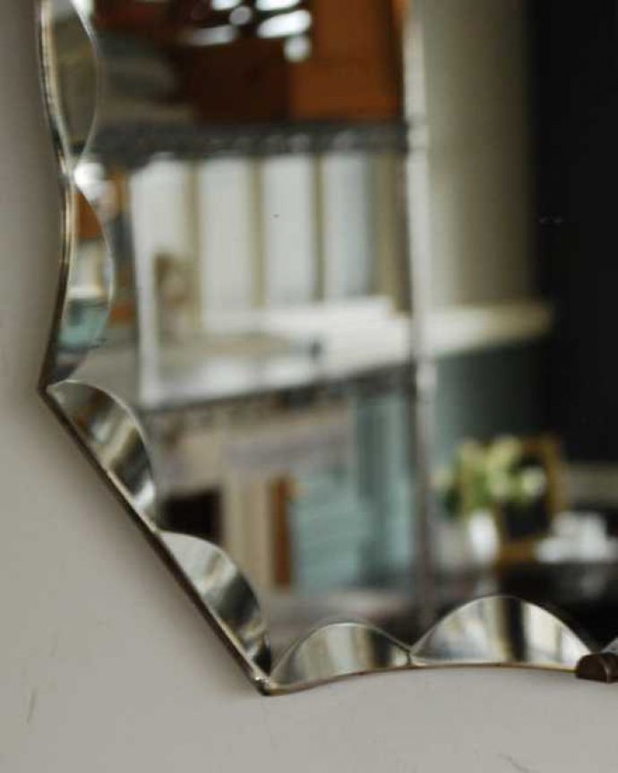 アンティーク ミラー（鏡）　アンティーク雑貨　アンティーク　ミラー。アンティークらしい独特のデザイン華やかなデザインのアンティークのミラーは、覗き込む度に女性だったら誰もがワクワクしちゃう美しいデザインが一番の魅力です。(k-3987-z)