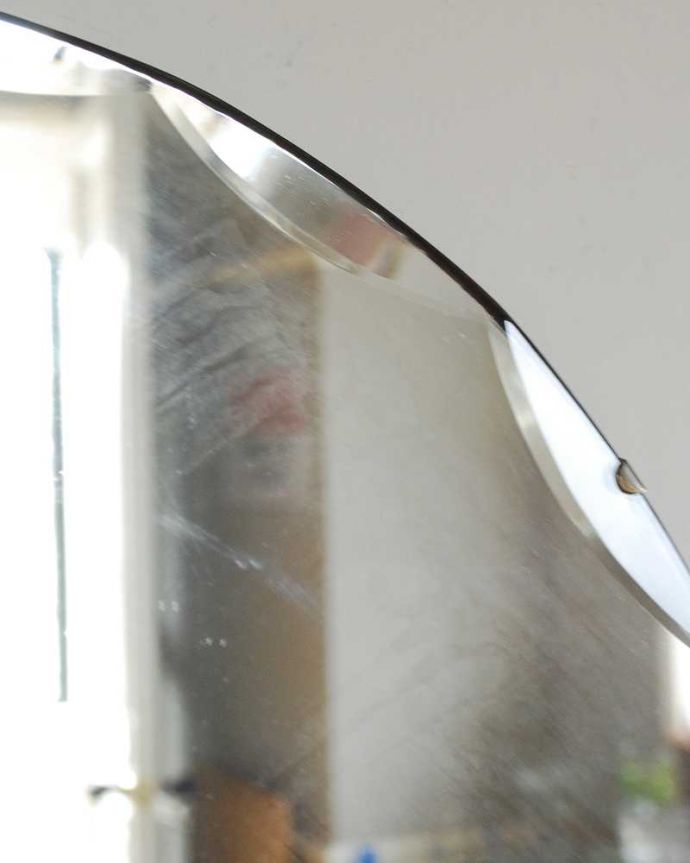 アンティーク ミラー(鏡) アンティーク雑貨 縁どりがキラッと輝くアンティークカッティングミラー、イギリス輸入の鏡 。アンティークでしか手に入らないキラキラ感キラッと輝く美しい面取りがデザインになっているアンティークのミラー。(k-3989-z)