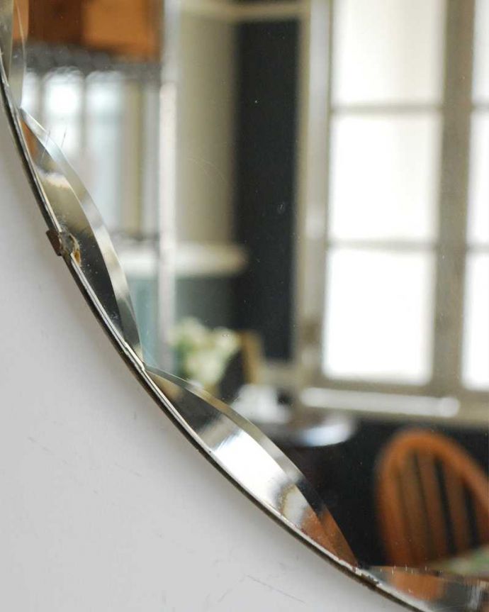 アンティーク ミラー(鏡) アンティーク雑貨 縁どりがキラッと輝くアンティークカッティングミラー、イギリス輸入の鏡 。アンティークらしい独特のデザイン華やかなデザインのアンティークのミラーは、覗き込む度に女性だったら誰もがワクワクしちゃう美しいデザインが一番の魅力です。(k-3989-z)