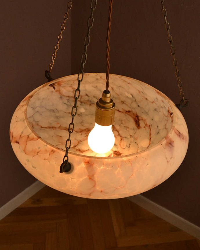 シャンデリア　照明・ライティング　マーブル模様が美しい英国輸入のアンティークハンギングボウル（Ｅ26球付）。。(k-3992-z)