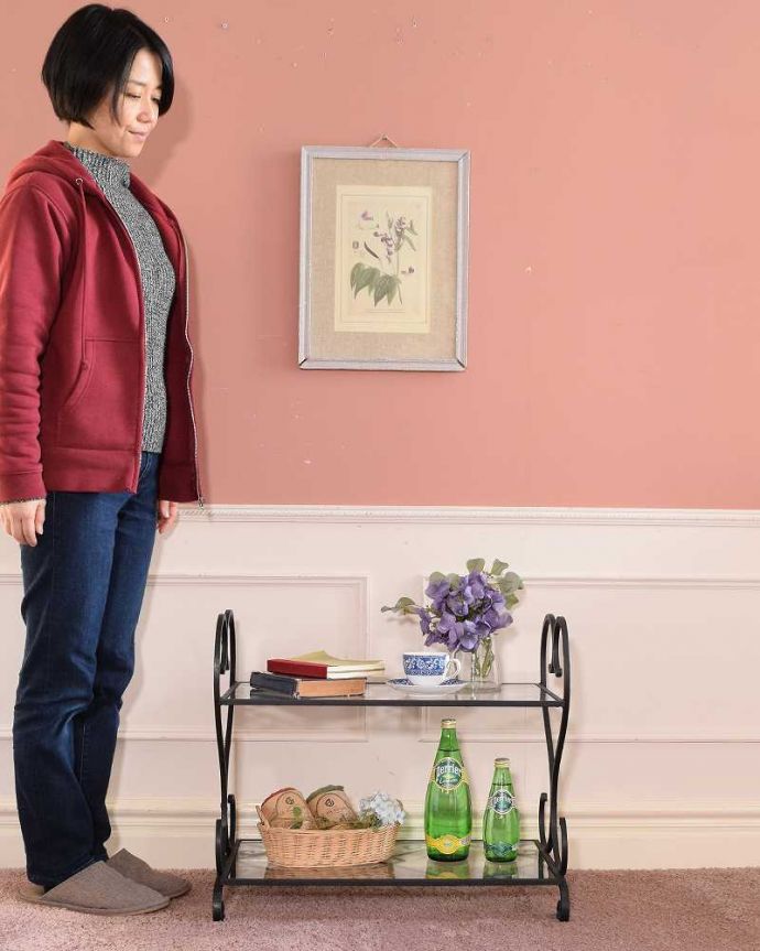 アンティークのテーブル　アンティーク家具　フランスのアンティーク家具、ガラス×アイアンの素敵なサイドテーブル。アイアンが作り出した曲線が美しいアンティーク優雅な曲線が描き出す美しさ。(k-3993-z)