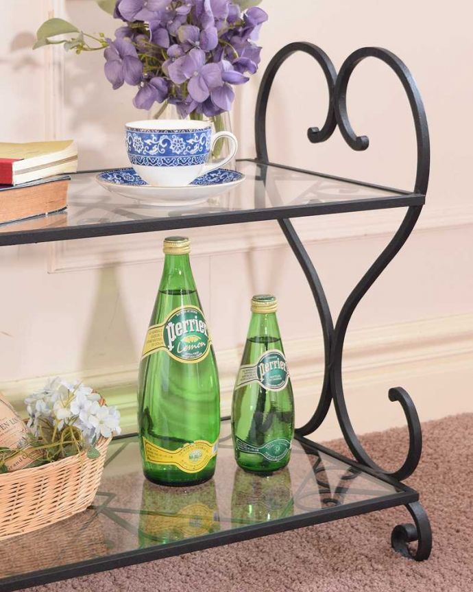 アンティークのテーブル　アンティーク家具　フランスのアンティーク家具、ガラス×アイアンの素敵なサイドテーブル。アンティークのアイアンが作り出す曲線美まだ機械が現代ほど発達していない時代に、職人さんはどうやって曲げたんだろう？と不思議になるくらいの美しさ。(k-3993-z)